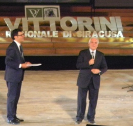 Il Presidente Nicola Bono </br> con Fabrizio Frizzi durante la serata Vittorini al Teatro Greco.