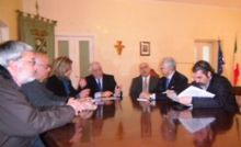 Il Presidente Bono nel corso di una riunione con alcuni Sindaci.