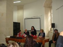 Da sinistra Adriana Prazio, il critico d'arte Annibale Vanetti, Vittoria De Marco Veneziano, Antonella Fucile e Puccio Castrogiovanni
